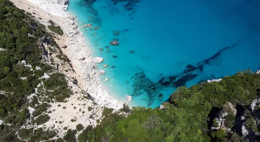 Una caletta nascosta tra rocce e macchia mediterranea, con acque cristalline che la rendono una delle 20 spiagge più belle della Sardegna.