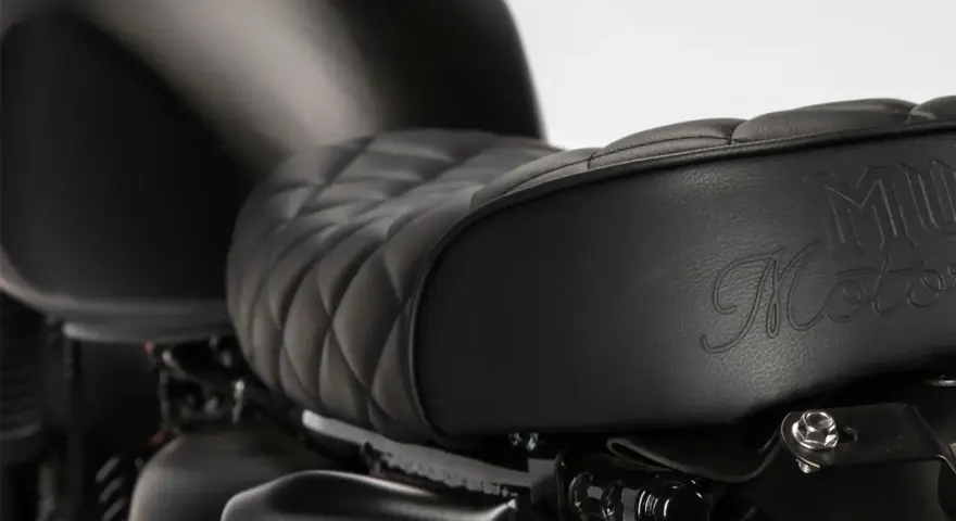 Sella in pelle nera trapuntata per moto. Scopri come pulire la sella della moto per mantenerla come nuova.