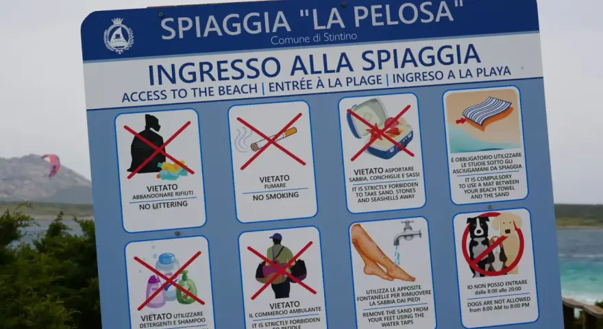 Cartello regole spiaggia La Pelosa, Stintino. Per sapere come arrivare a Stintino, segui le indicazioni per la spiaggia.