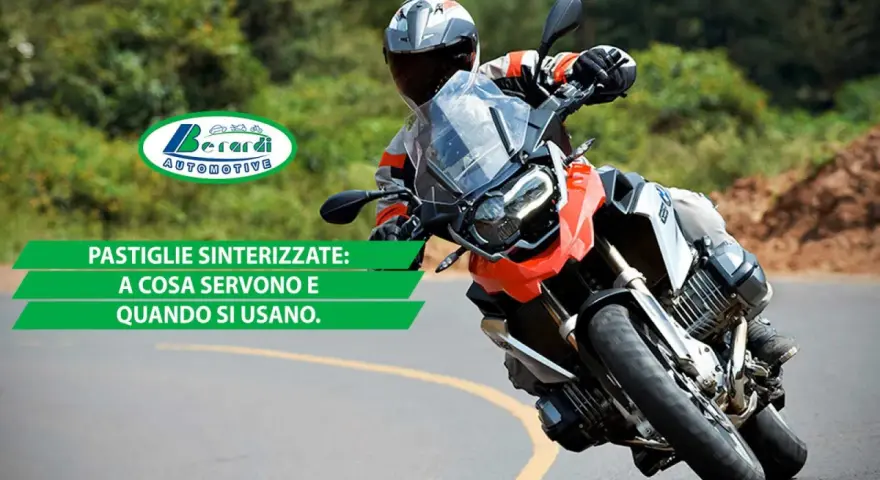 Motociclista in curva, con testo che parla di pastiglie sinterizzate. Il logo Berardi Automotive è visibile.