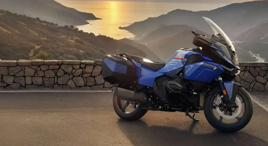 Moto blu parcheggiata su un promontorio con vista sul mare al tramonto. La corretta pressione gomme moto è fondamentale per un viaggio sicuro.
