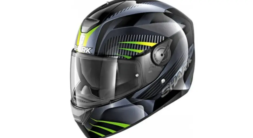 Casco Shark nero con grafica geometrica verde e gialla. È bene che il casco sia dotato di visiera trasparente per una guida sicura.