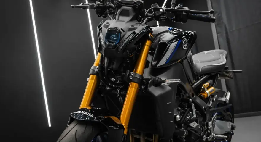 Yamaha MT-09 pronta per il lavaggio moto, con forcelle dorate brillanti e dettagli neri aggressivi.
