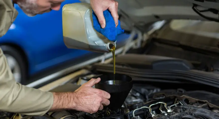 Meccanico versa olio nel motore. Cosa succede se metto olio 2 tempi in 4 tempi? Potrebbe danneggiare il motore.