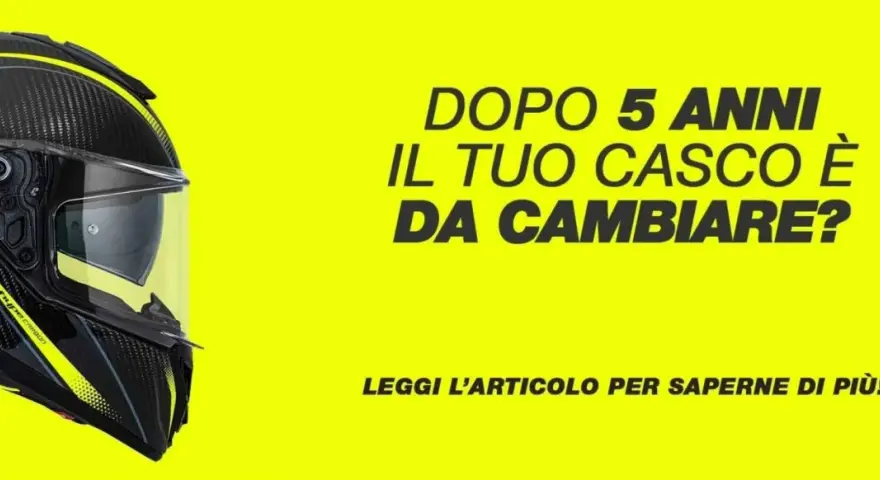 Casco da moto in carbonio con dettagli gialli. Le sue parti, come la visiera e la calotta, sono visibili. Il testo suggerisce di cambiare il casco dopo 5 anni.