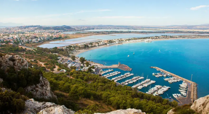Vista panoramica del **percorso** verso la **Sella del Diavolo**, con il porto turistico, la spiaggia e la città sullo sfondo.