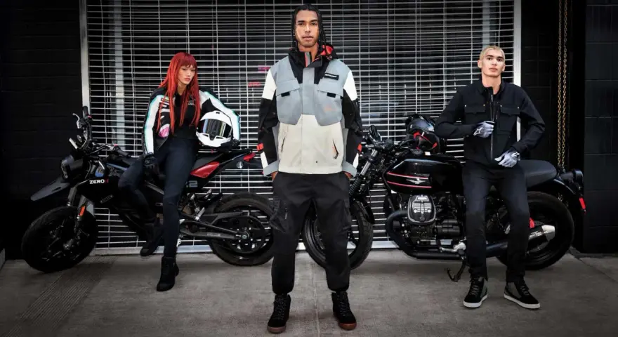 Moda moto: come vestirsi per andare in moto donna, con outfit moderni e protettivi. Tre persone con moto.