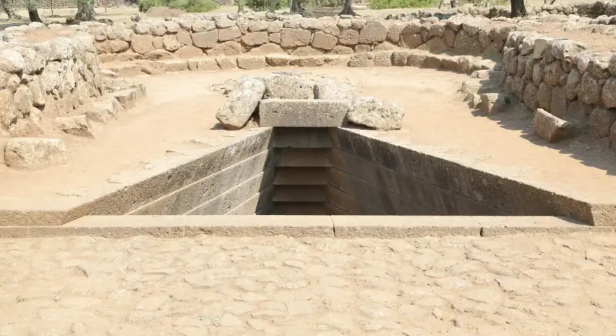 Il pozzo di Santa Cristina, un luogo avvolto dalla leggenda, con la sua scala a gradoni che scende nell'oscurità.