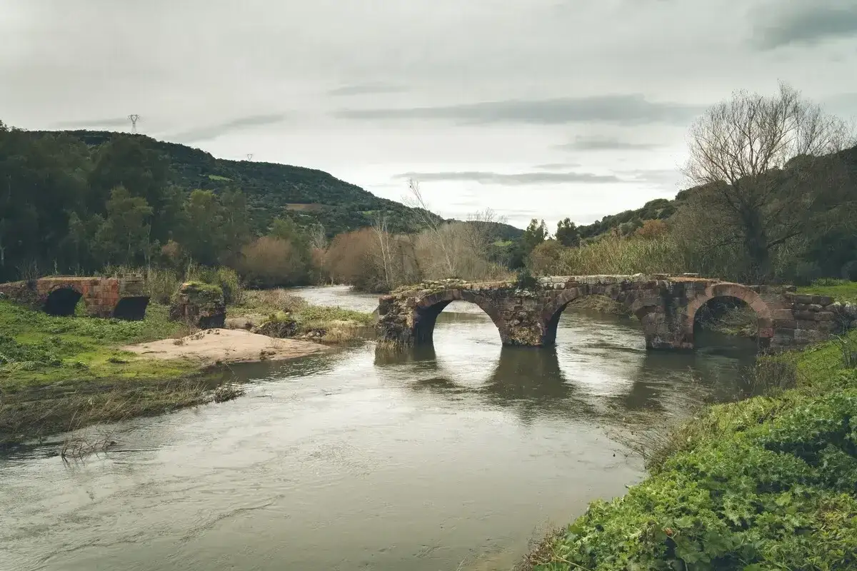 Ponte romano in rovina sul fiume, un paesaggio suggestivo di allai sardegna.