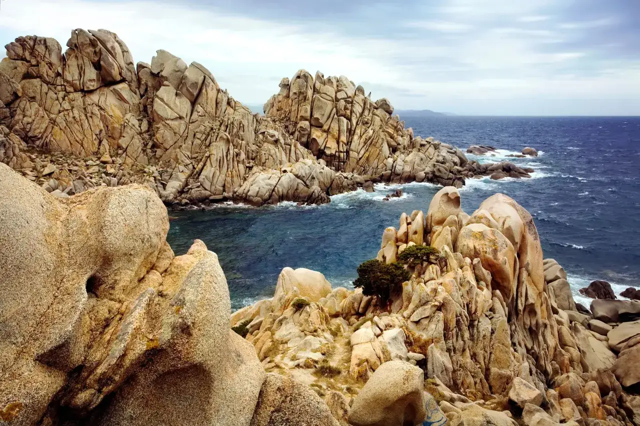 Scogliere scolpite dal vento nella Valle della Luna, Santa Teresa di Gallura. Rocce granitiche e mare blu intenso.