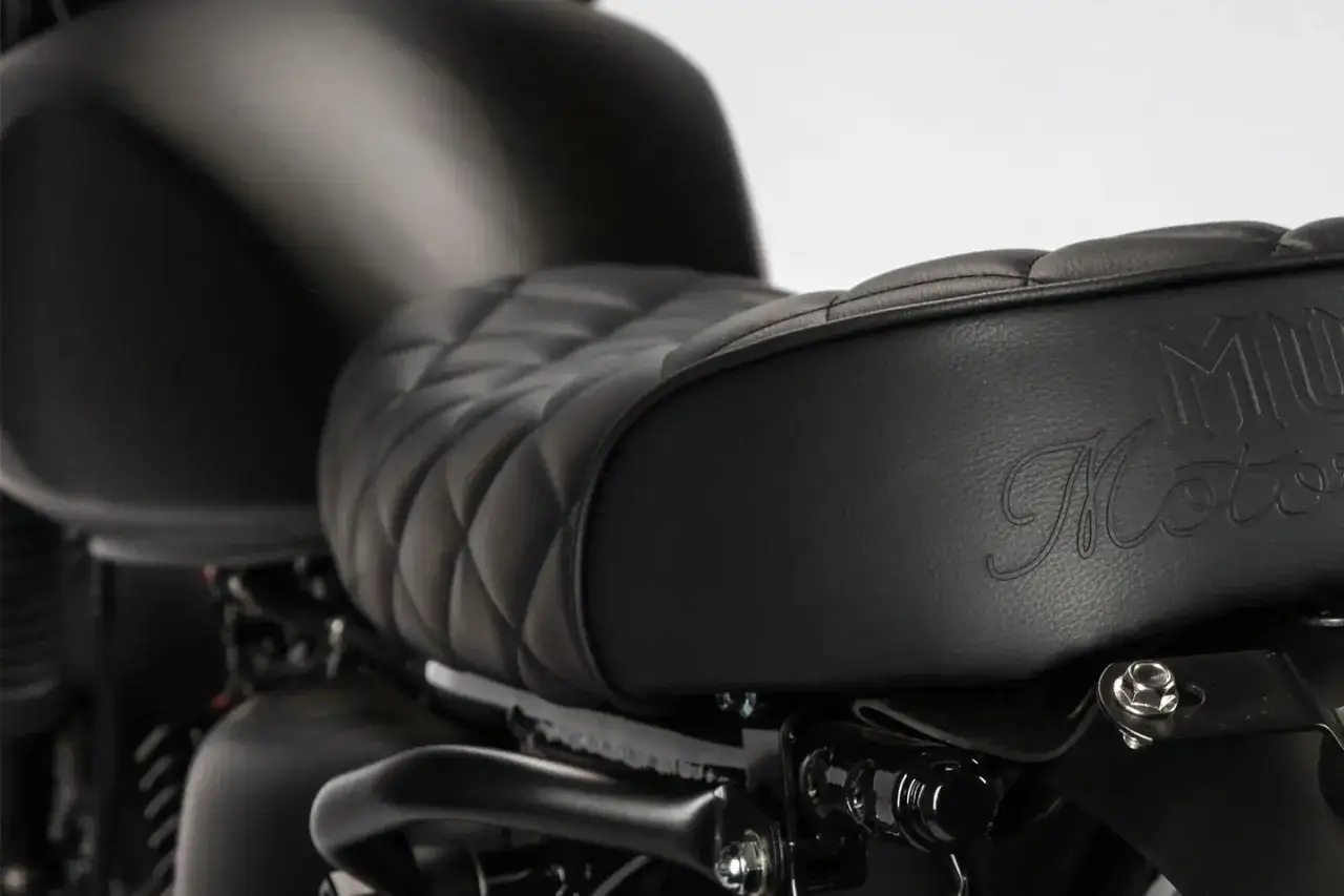 Dettaglio sella moto in pelle nera trapuntata. Scopri come pulire la sella della moto per mantenerla come nuova.