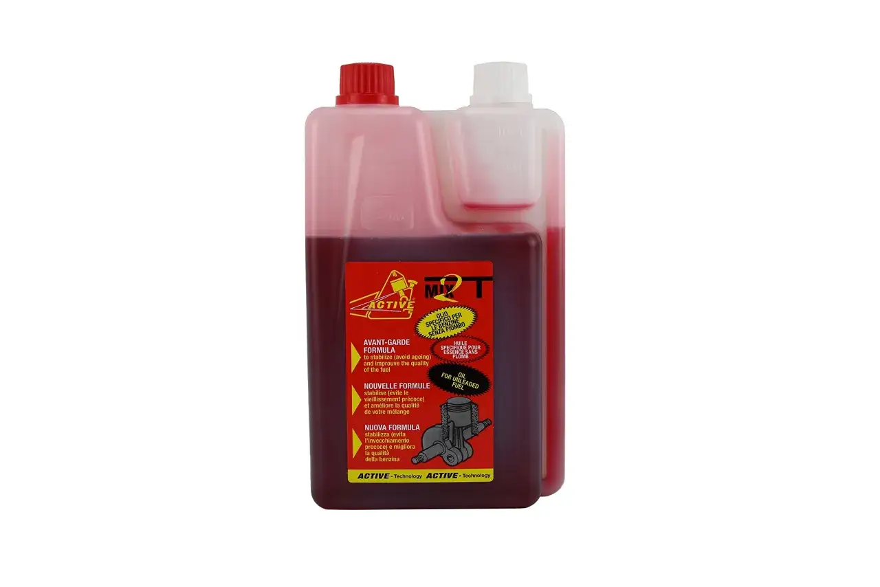 Flacone di olio rosso per miscela 2 tempi, con etichetta che indica 