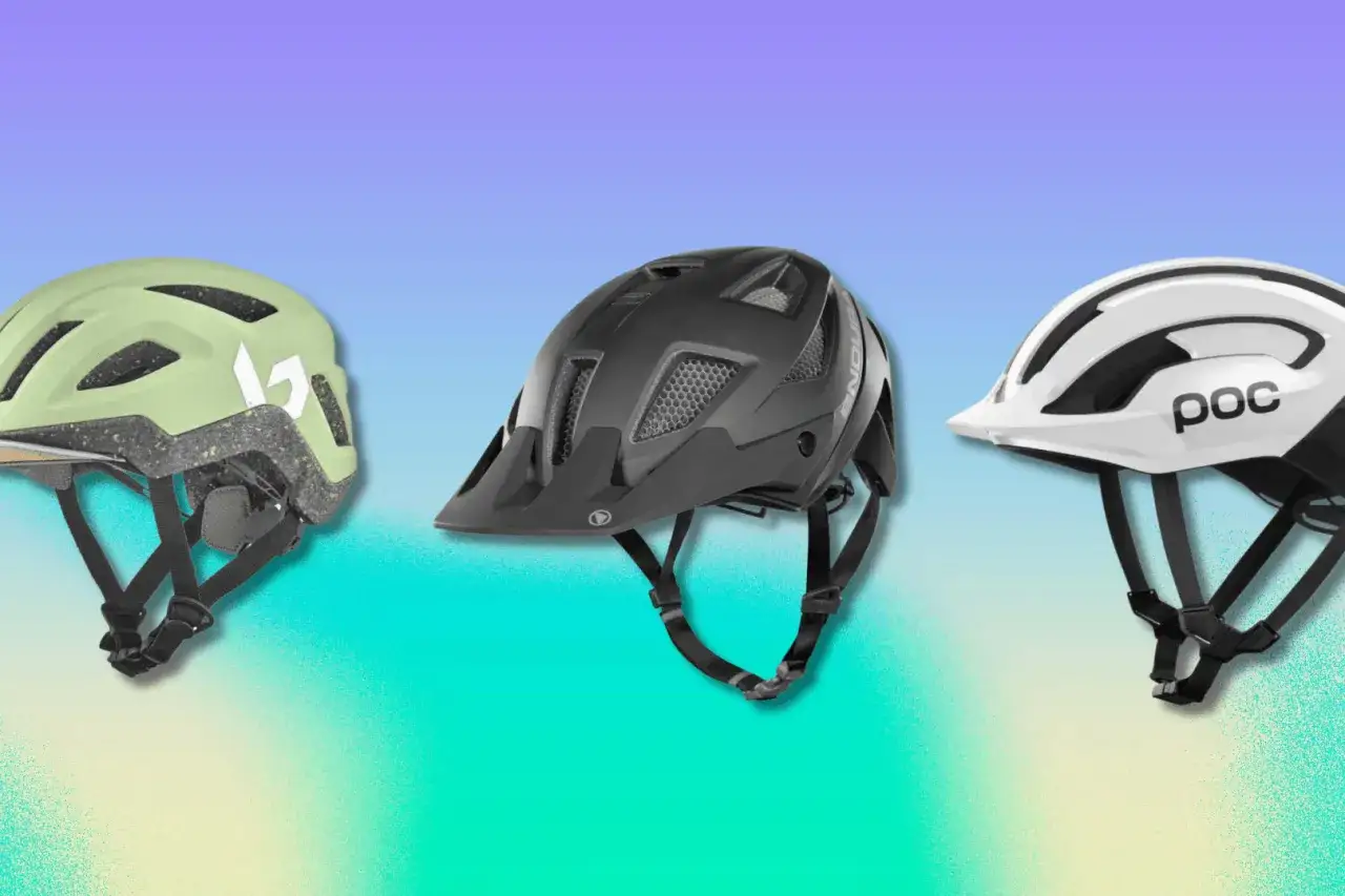 Tre diversi tipi di casco da ciclismo: verde chiaro, nero e bianco.