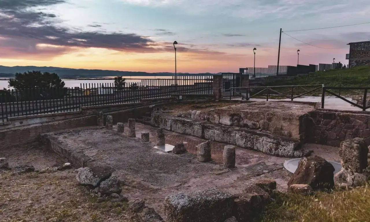 Antiche rovine a Sant'Antioco, con il tramonto sullo stagno. Un luogo suggestivo per scoprire cosa vedere.