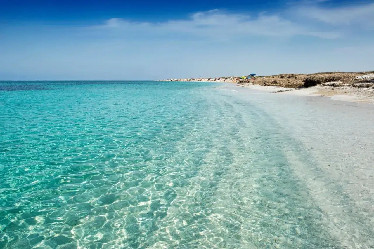 Acque cristalline e sabbia bianca caratterizzano le spiagge di Oristano, un vero paradiso per gli amanti del mare.