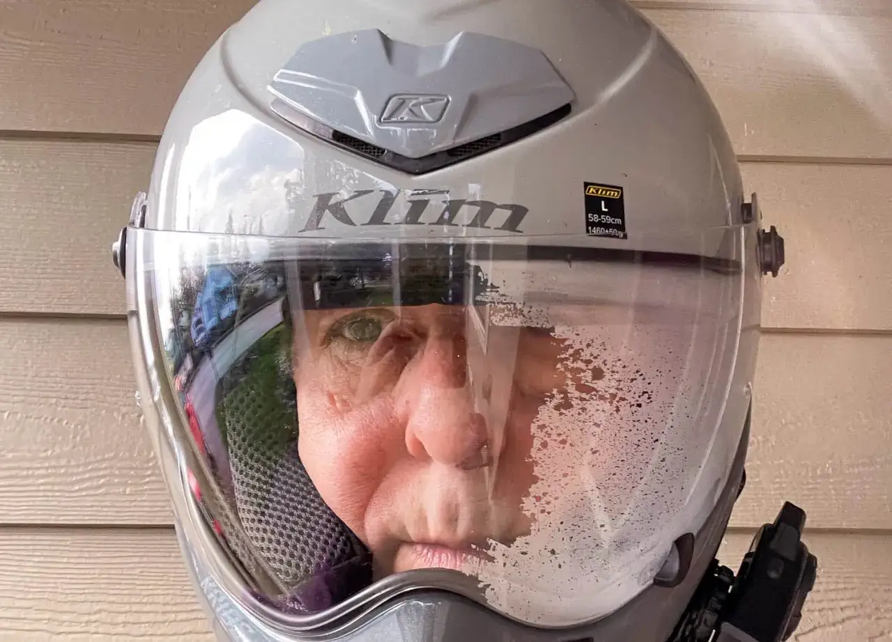 Visiera del casco appannata, un problema comune per i motociclisti. Ecco come non far appannare la visiera del casco per una guida sicura.