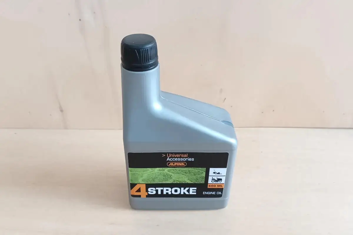 Flacone di olio motore 4 tempi. Mettere olio 2 tempi in un motore 4 tempi causa gravi danni.