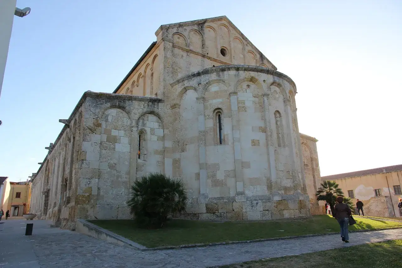 Basilica di San Gavino, gioiello del centro storico di Porto Torres, con la sua imponente facciata in pietra chiara.