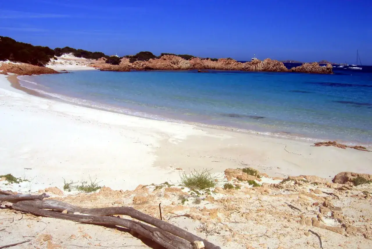 Spiaggia rosa di Budelli, mare cristallino e rocce rosse. Un angolo di paradiso in Sardegna.