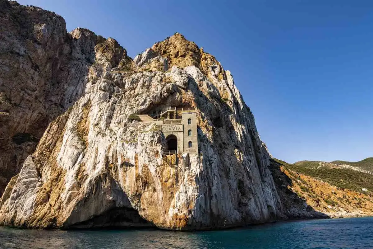 Porta Flavia, un'antica struttura delle miniere abbandonate in Sardegna, incastonata nella roccia a picco sul mare.