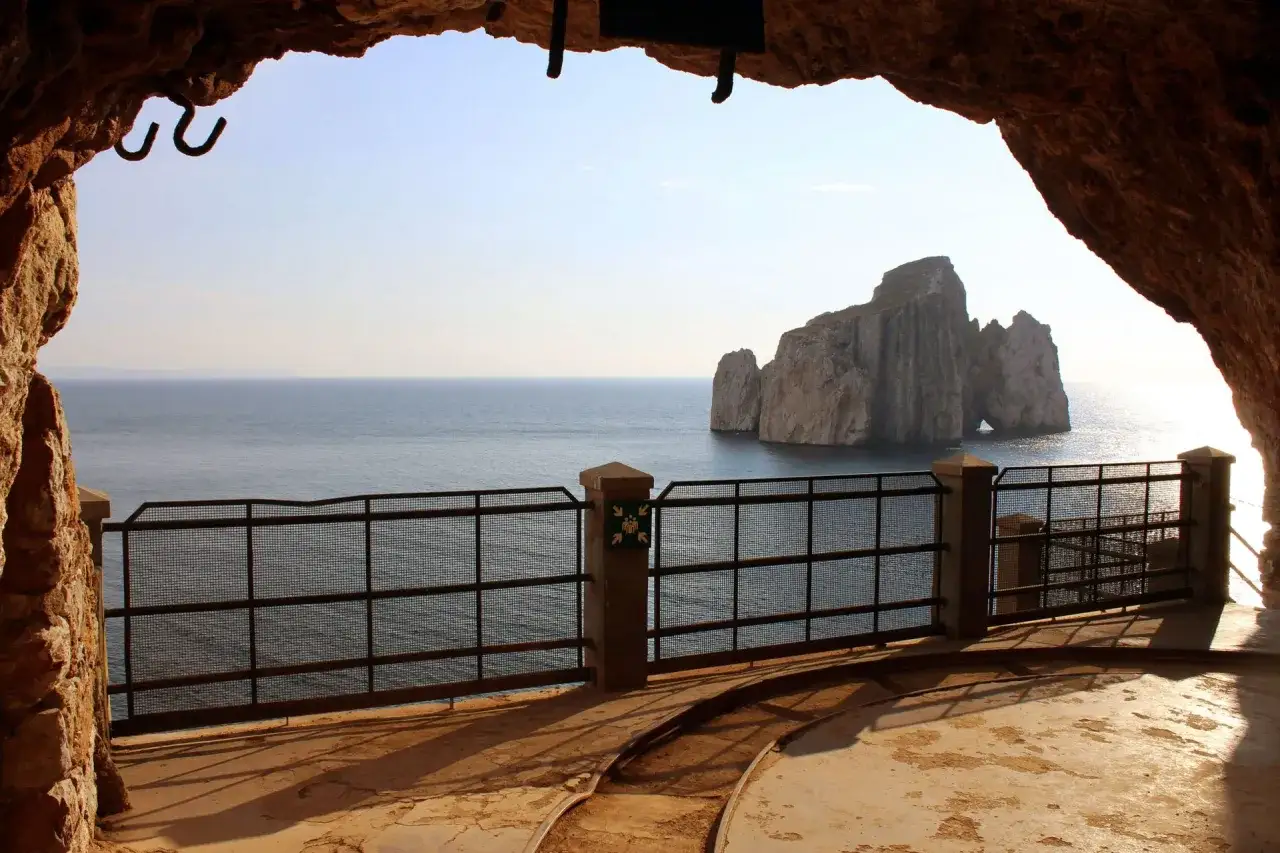 Vista dal tunnel di Porto Flavia, con il Pan di Zucchero in lontananza. Per capire come arrivare, guarda questo panorama mozzafiato.
