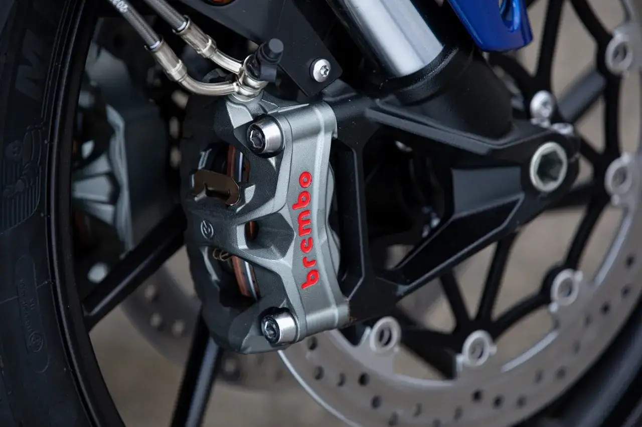 Primo piano della pinza freno Brembo di una moto, pronta per la sostituzione pastiglie freni moto.