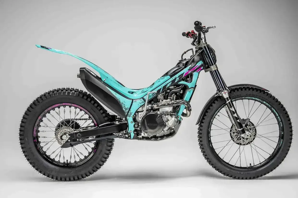 Una moto da trial Honda Montesa con livrea azzurra e grafica aggressiva, pronta per sfide estreme.