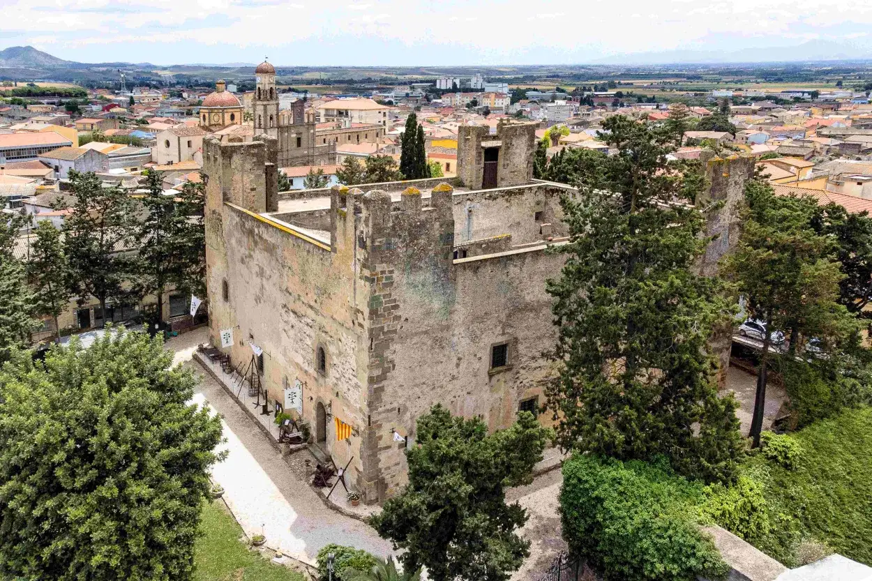 Castello di Sanluri, un luogo da scoprire. La fortezza medievale domina il borgo con le sue torri e mura antiche, offrendo uno scorcio di storia e panorami suggestivi.