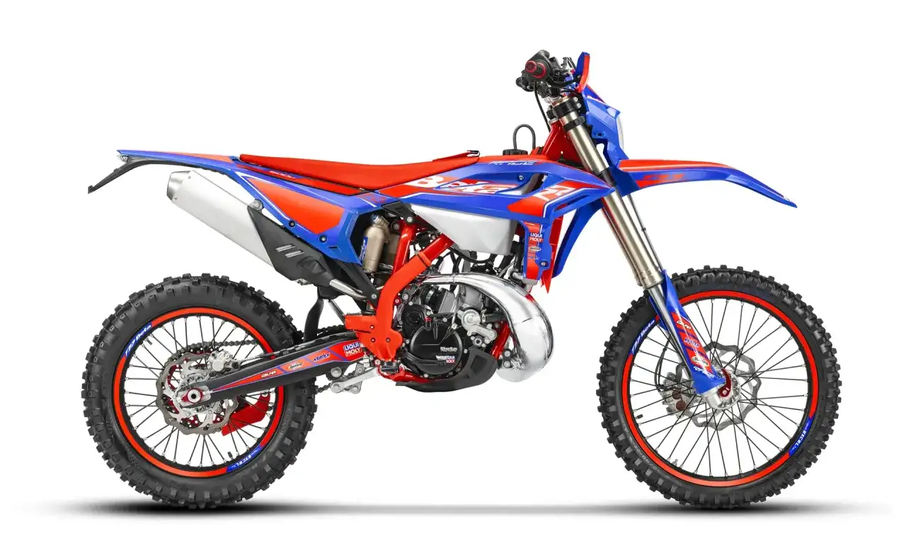 Moto da cross Beta RR 2 tempi in produzione, con telaio rosso brillante, sella rossa e carene blu e rosse.