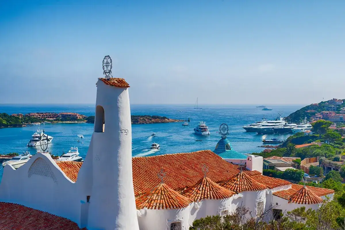 Porto Cervo: yacht di lusso e case bianche, un panorama da sogno per i suoi abitanti.