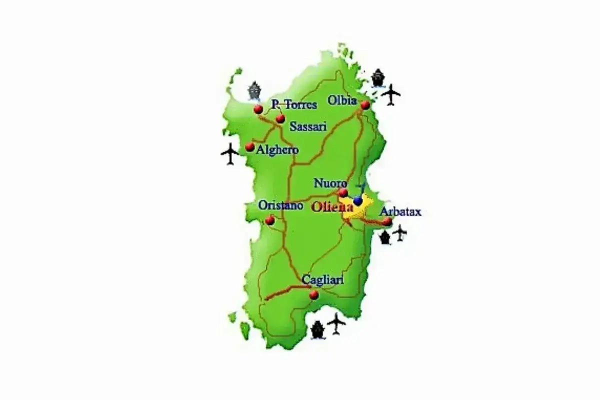 Mappa della Sardegna con indicati gli aeroporti di Olbia, Alghero, Cagliari, P. Torres e Arbatax, oltre a città principali e collegamenti stradali.