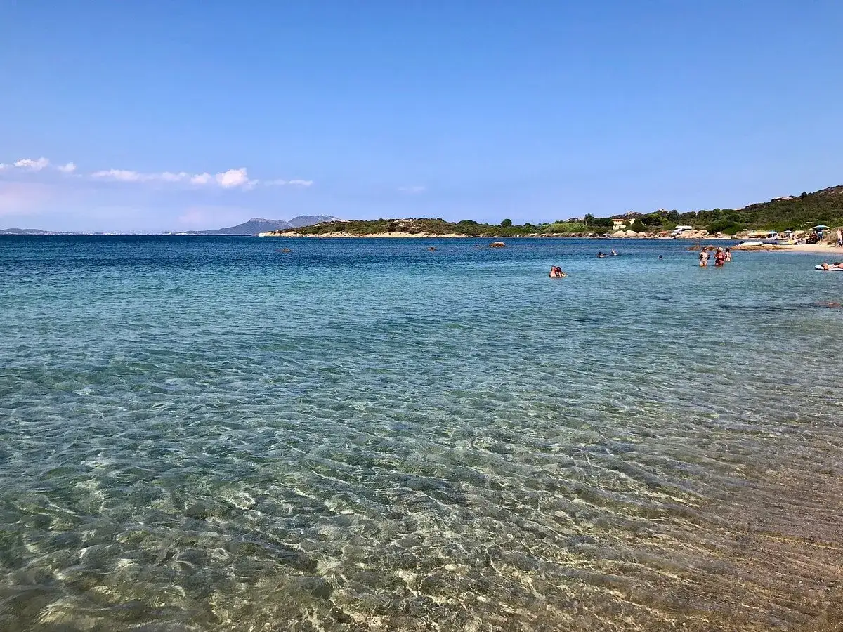 Acque cristalline e gente che si gode il sole sulla spiaggia Marina Maria.