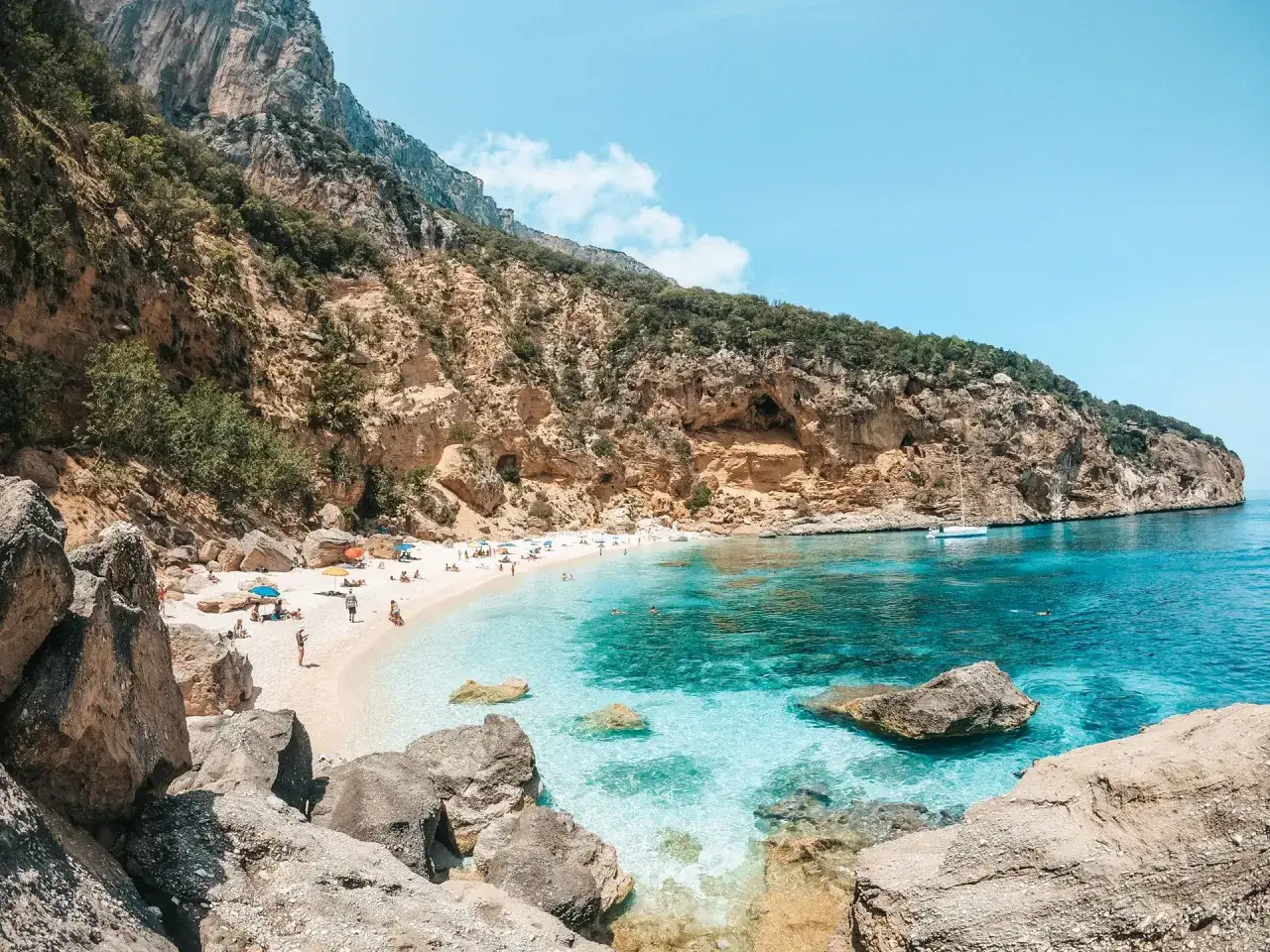 Spiaggia di Cala Luna, un paradiso con acque cristalline e rocce imponenti. Sembra un vero e proprio piscin'e janas, un luogo magico.