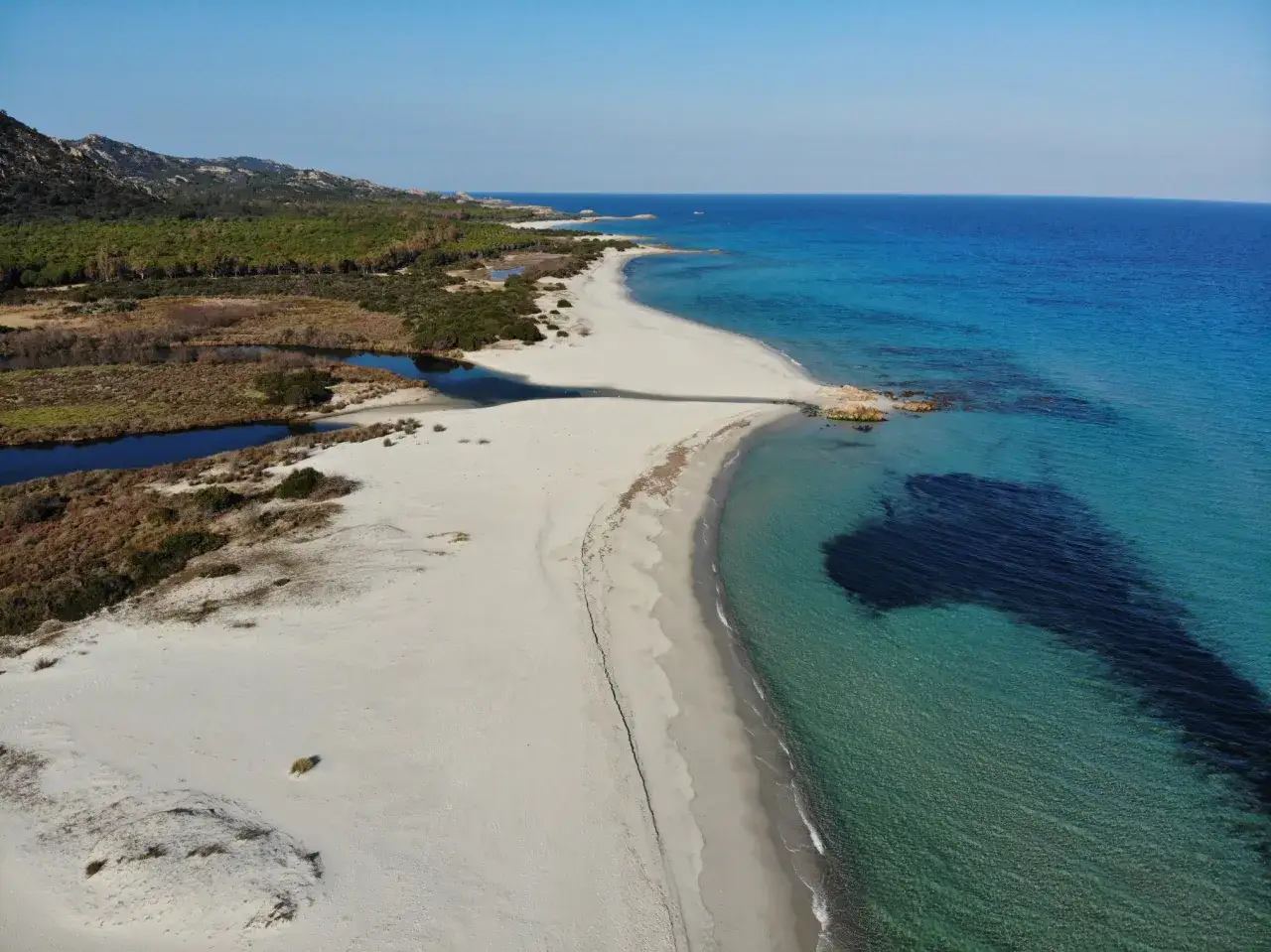 La spiaggia di Berchida, con le sue dune bianche, le acque cristalline e la macchia mediterranea, un paradiso incontaminato.