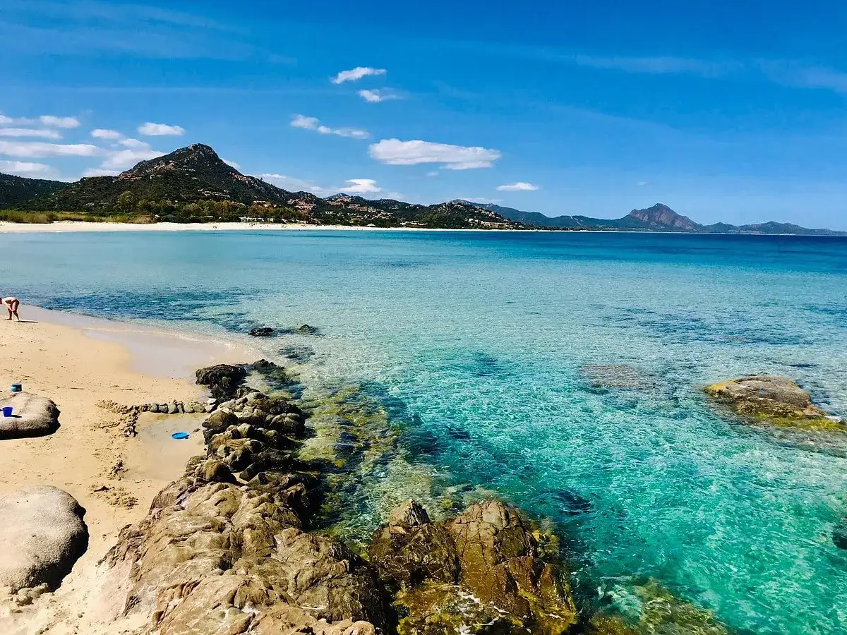 Spiaggia con acque cristalline e rocce. Per capire scoglio di Peppino come arrivare, guarda questo panorama mozzafiato.