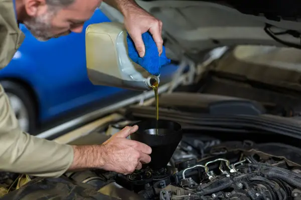 Meccanico versa olio nel motore. Cosa succede se metto olio 2 tempi in 4 tempi? Potrebbe danneggiare il motore.