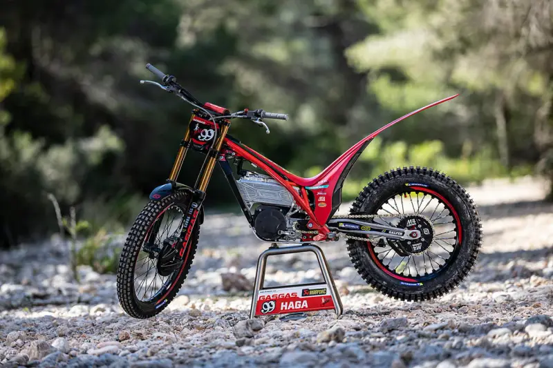 Moto da trial rossa GasGas, pronta a scatenare il suo gas gas nel fuoristrada.