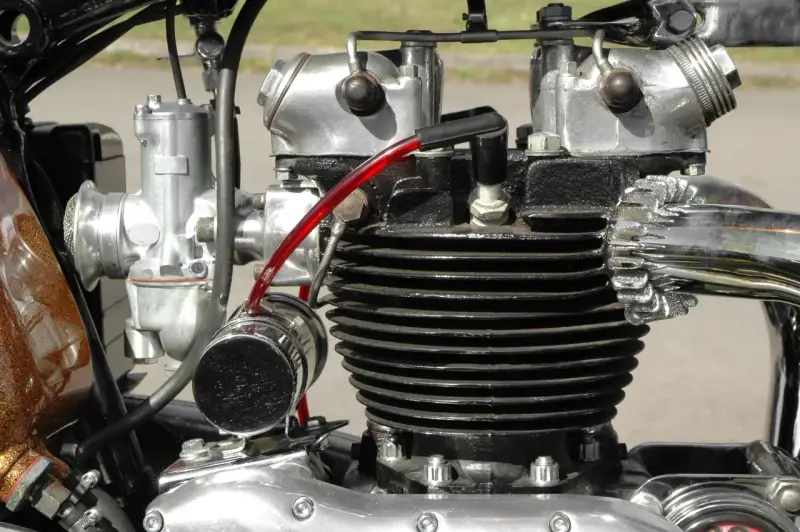 Motore bicilindrico **2 tempi moto** con carburatore cromato e tubo benzina rosso.