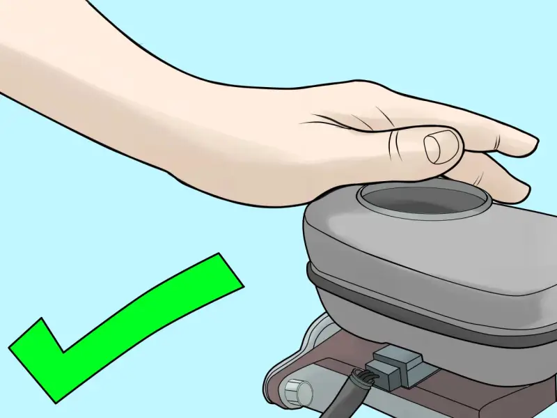 Mano che copre il serbatoio della pompa frizione, con segno di spunta verde. Procedura per come spurgare pompa frizione completata con successo.