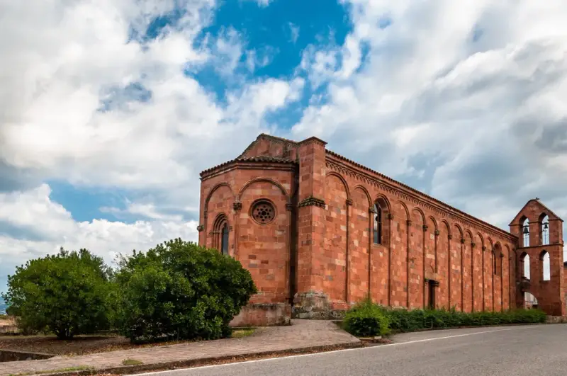 Chiesa romanica in pietra rossa, un gioiello da scoprire nel centro storico di Nuoro cosa vedere.
