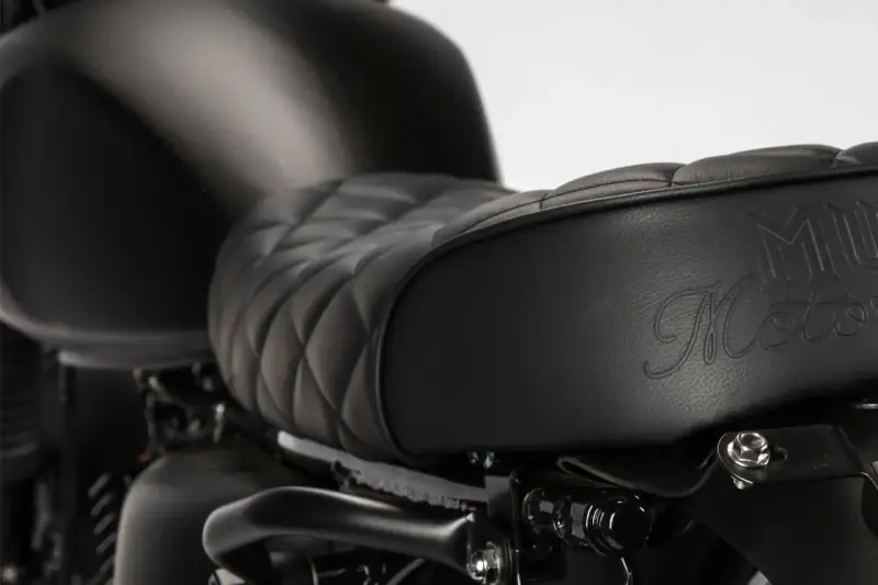 Sella in pelle nera trapuntata per moto. Scopri come pulire la sella della moto per mantenerla come nuova.