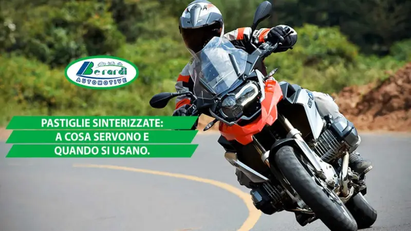 Motociclista in curva, con testo che parla di pastiglie sinterizzate. Il logo Berardi Automotive è visibile.